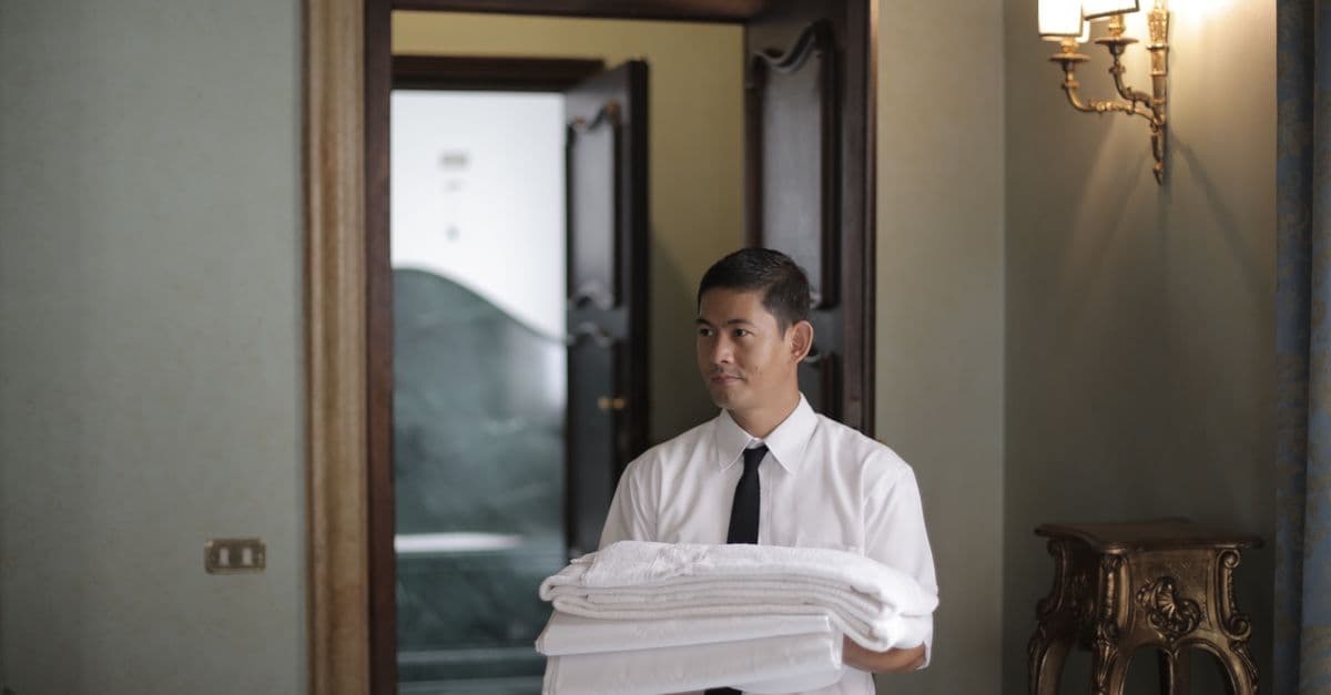Guest Services Excellence: Complaint Resolution & Personalized Experience Design