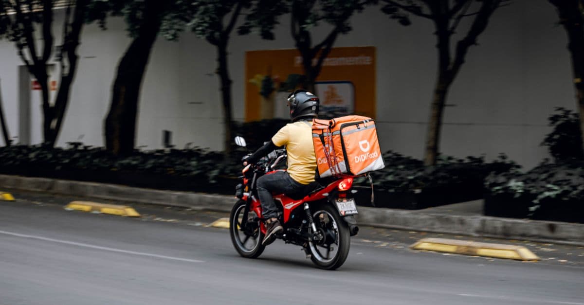 Last-Mile Delivery Optimization & Performance Analysis